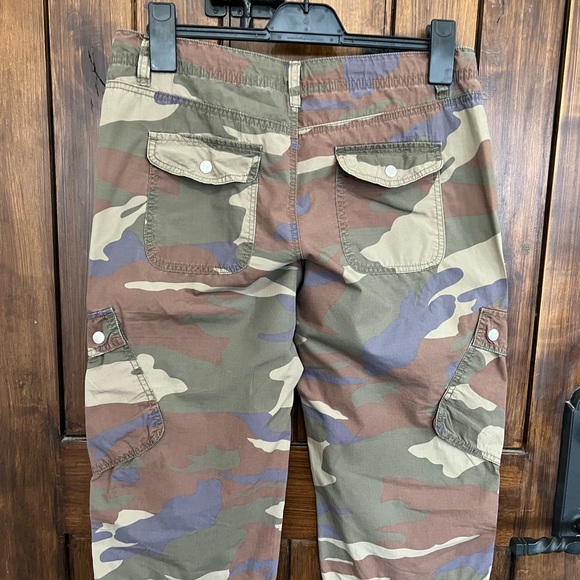 Cargo style capri pants - Picture 3 of 4